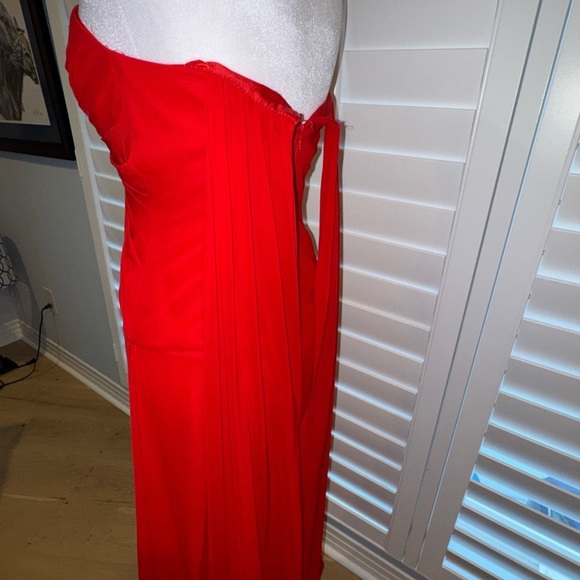 Faviana red long formal sweetheart gown ruched with cape train size 4 - Picture 9 of 14